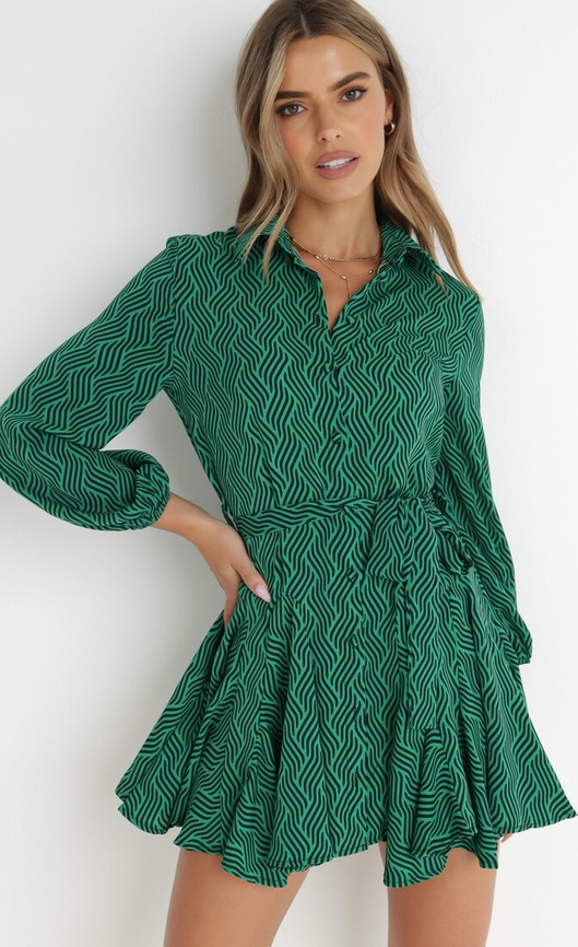 Zielona sukienka born2be z dekoltem w kształcie litery v