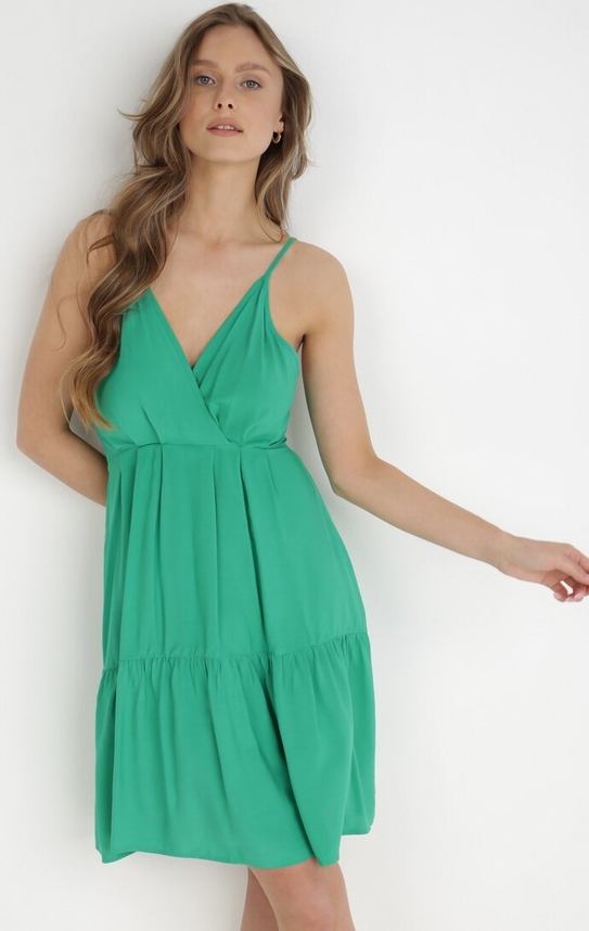 Zielona sukienka born2be z dekoltem w kształcie litery v na ramiączkach