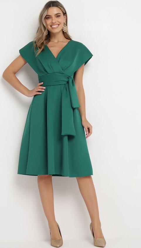 Zielona sukienka born2be z dekoltem w kształcie litery v rozkloszowana