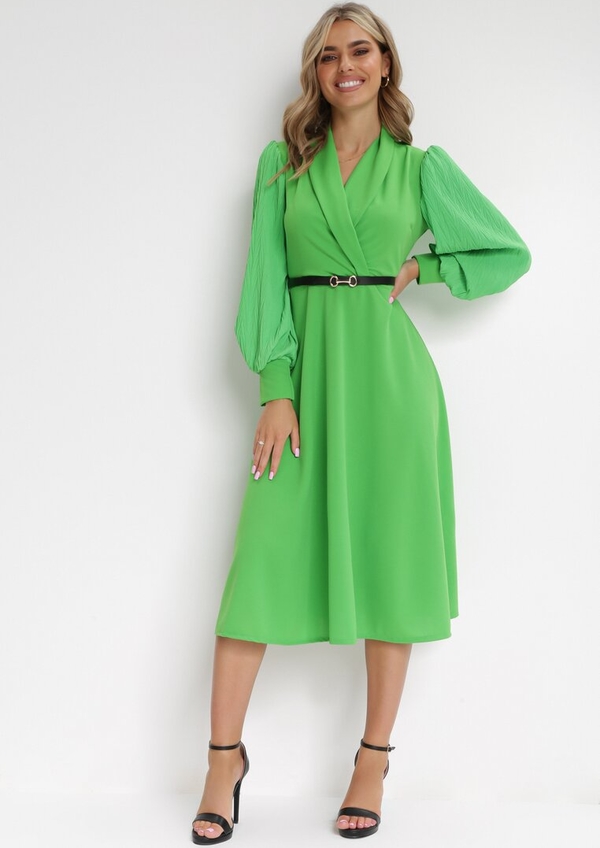 Zielona sukienka born2be z długim rękawem rozkloszowana z dekoltem w kształcie litery v