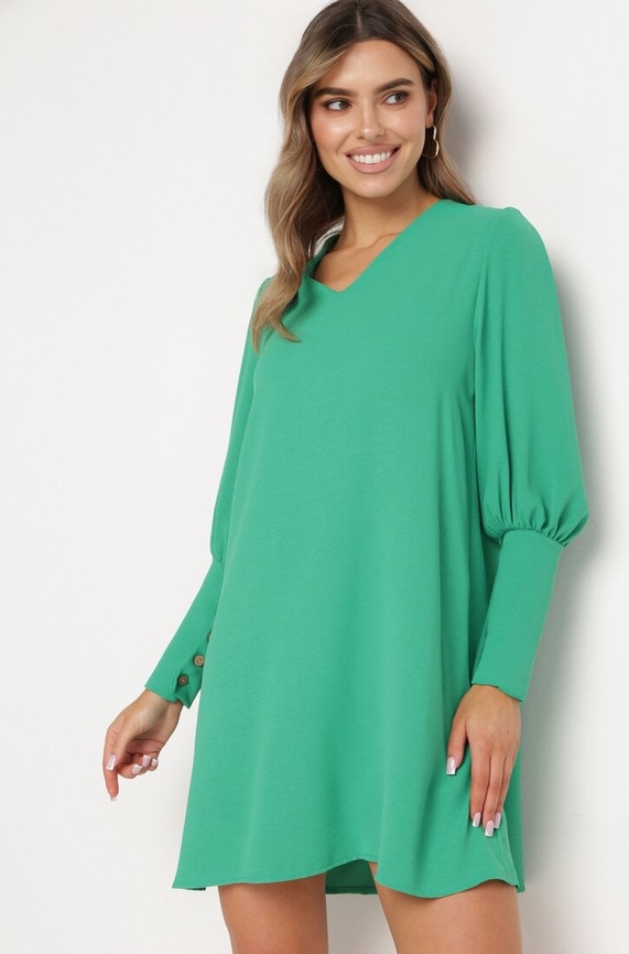 Zielona sukienka born2be z długim rękawem w stylu casual prosta