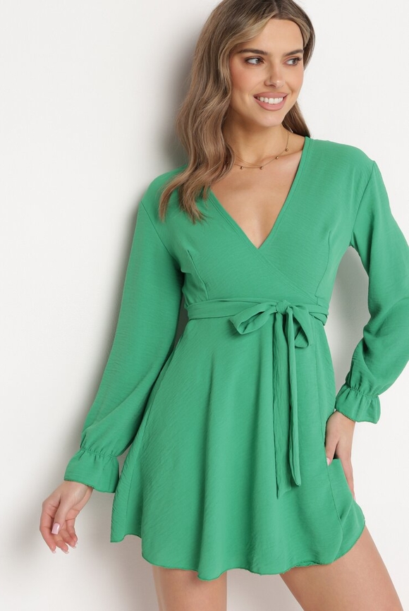 Zielona sukienka born2be z długim rękawem z dekoltem w kształcie litery v w stylu casual