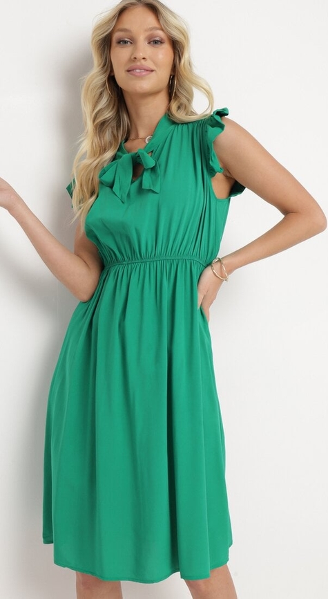 Zielona sukienka born2be z krótkim rękawem rozkloszowana