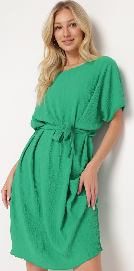 Zielona sukienka born2be z okrągłym dekoltem prosta z krótkim rękawem
