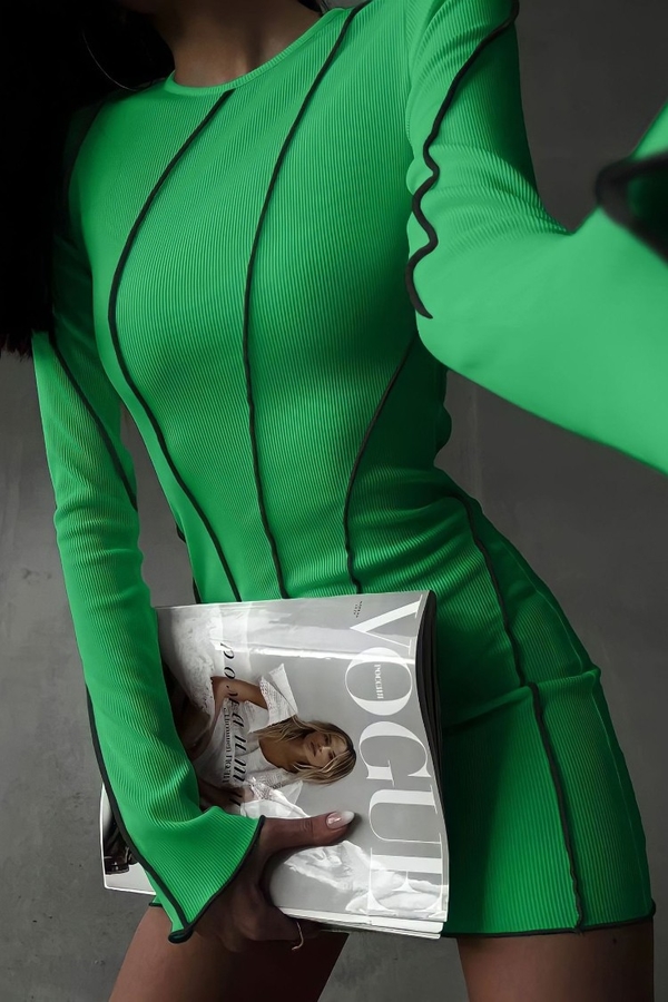 Zielona sukienka IVET dopasowana w stylu casual z dekoltem w kształcie litery v