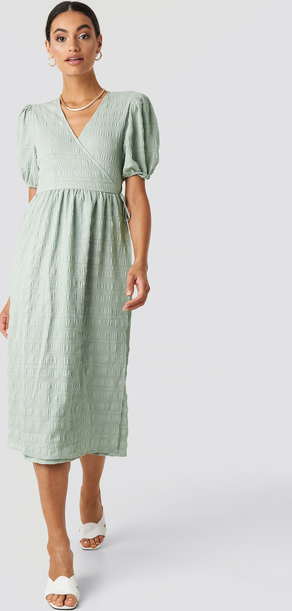 Zielona sukienka NA-KD Trend z tkaniny z krótkim rękawem z dekoltem w kształcie litery v