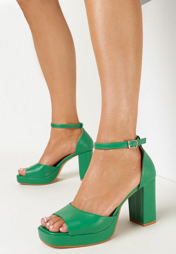 Zielone sandały born2be z klamrami