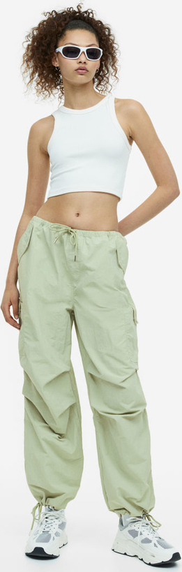 Zielone spodnie H & M w militarnym stylu