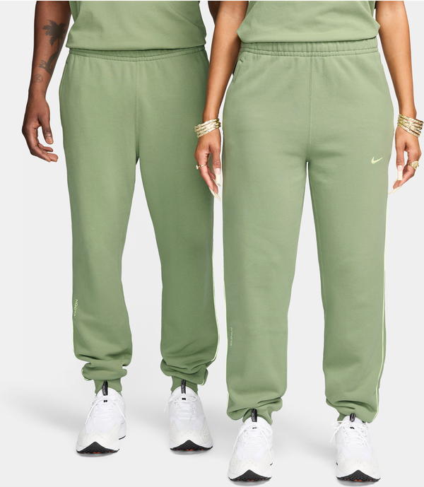 Zielone spodnie Nike w sportowym stylu z dresówki