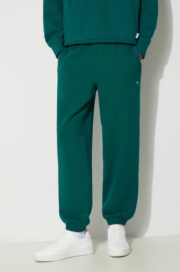 Zielone spodnie Puma w sportowym stylu
