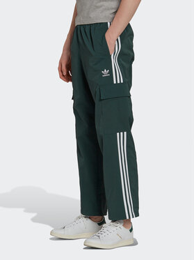 Zielone spodnie sportowe Adidas w sportowym stylu