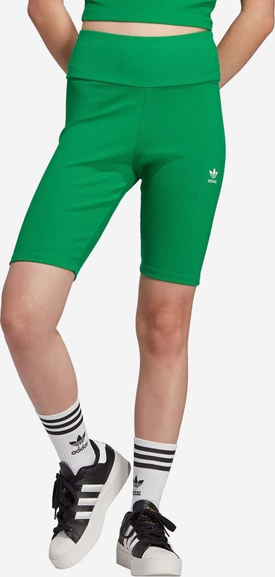 Zielone szorty Adidas Originals w sportowym stylu