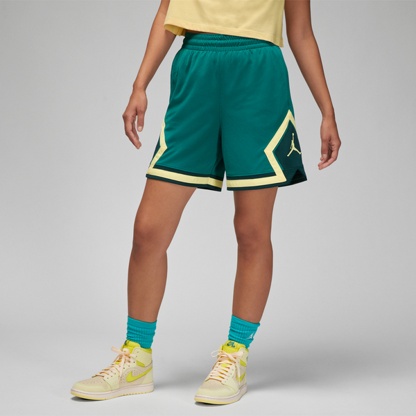 Zielone szorty Jordan w sportowym stylu