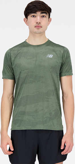 Zielony t-shirt New Balance w sportowym stylu