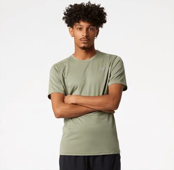 Zielony t-shirt New Balance z krótkim rękawem w sportowym stylu