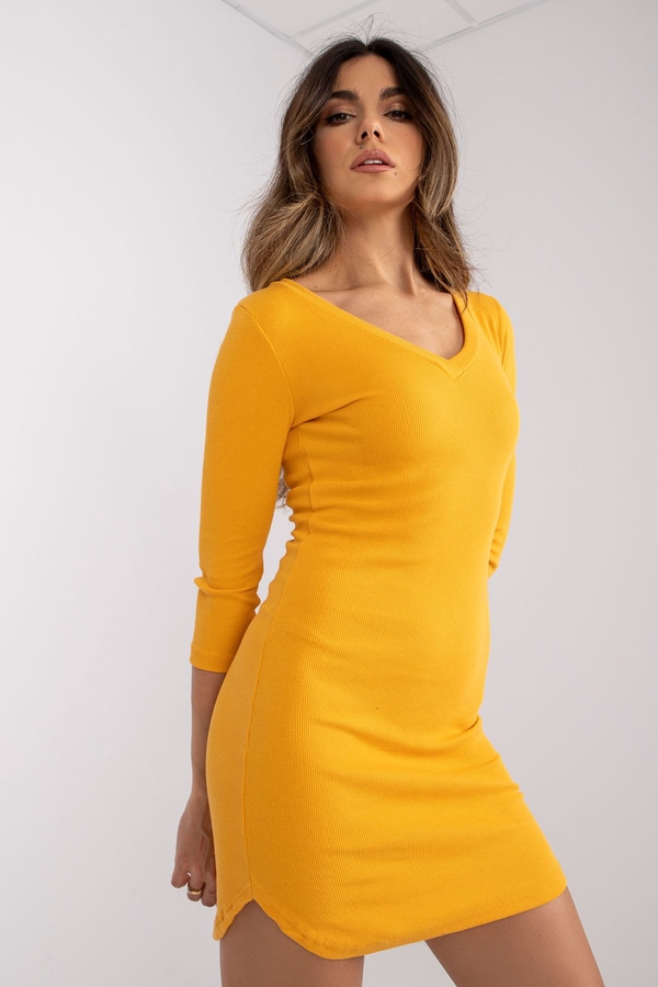 Żółta sukienka 5.10.15 w stylu casual z dekoltem w kształcie litery v mini