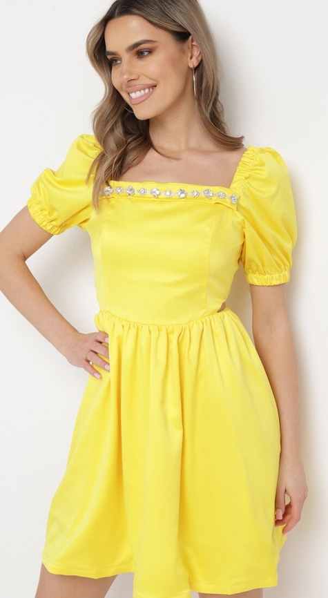 Żółta sukienka born2be mini rozkloszowana z krótkim rękawem