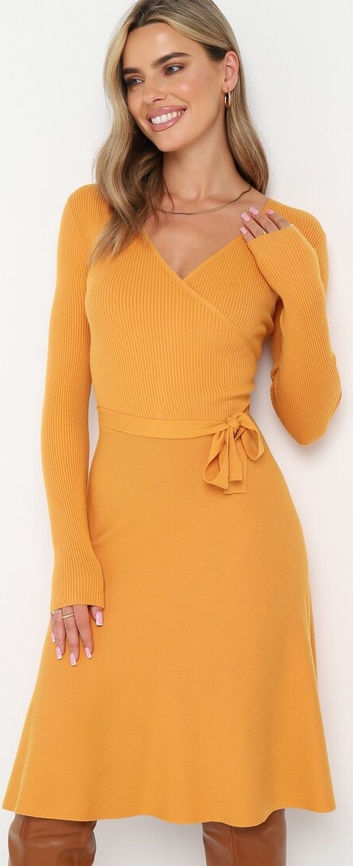 Żółta sukienka born2be w stylu casual mini z dekoltem w kształcie litery v