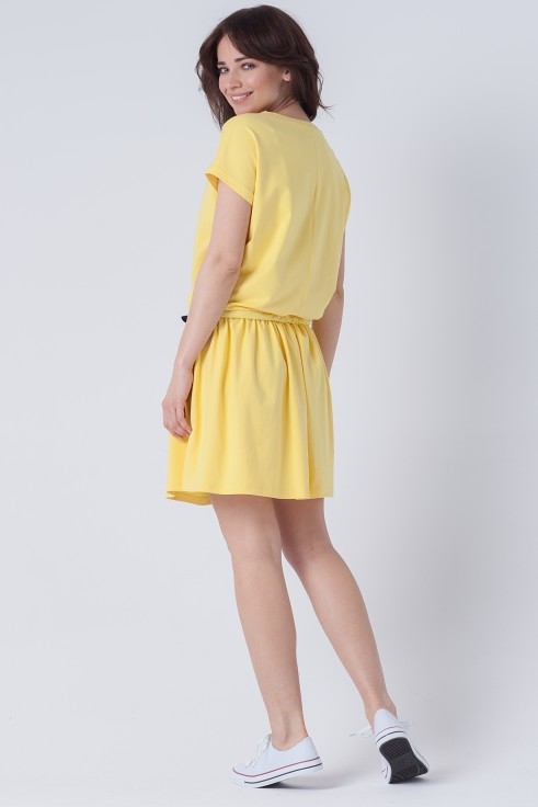 Żółta sukienka butik-choice.pl z okrągłym dekoltem