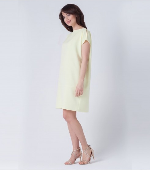 Żółta sukienka butik-choice.pl z okrągłym dekoltem midi