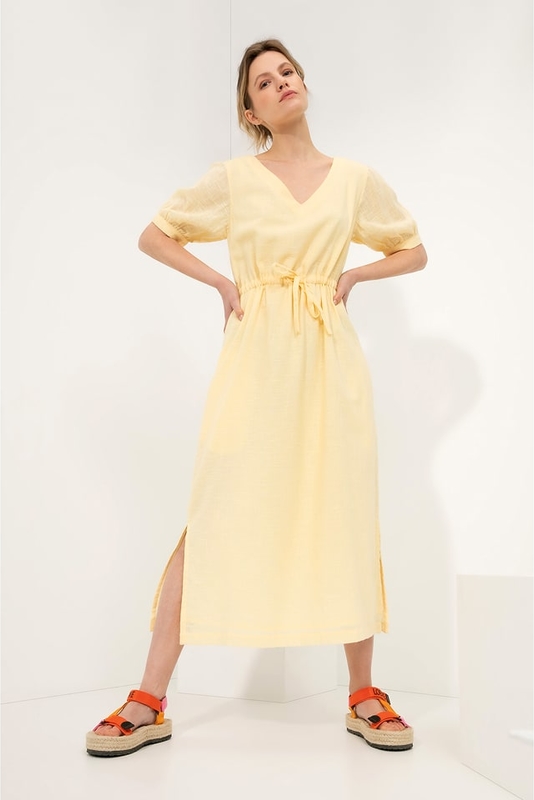 Żółta sukienka Josephine & Co z bawełny z dekoltem w kształcie litery v kopertowa