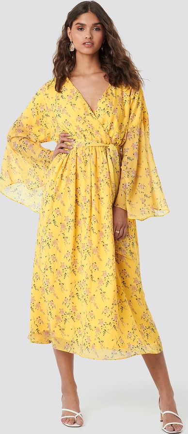 Żółta sukienka NA-KD w stylu boho kopertowa z dekoltem w kształcie litery v