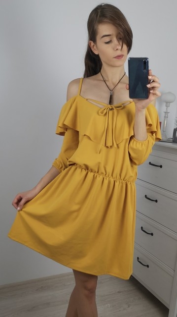Żółta sukienka Nefresca w stylu casual midi