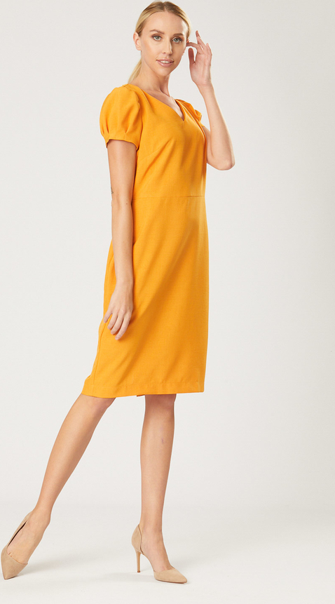 Żółta sukienka QUIOSQUE midi w stylu casual z krótkim rękawem