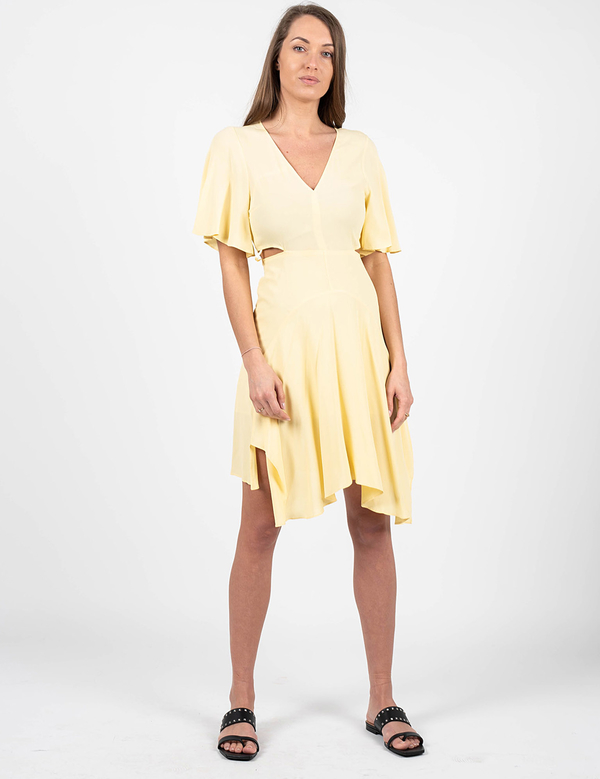Żółta sukienka ubierzsie.com z tkaniny mini z dekoltem w kształcie litery v