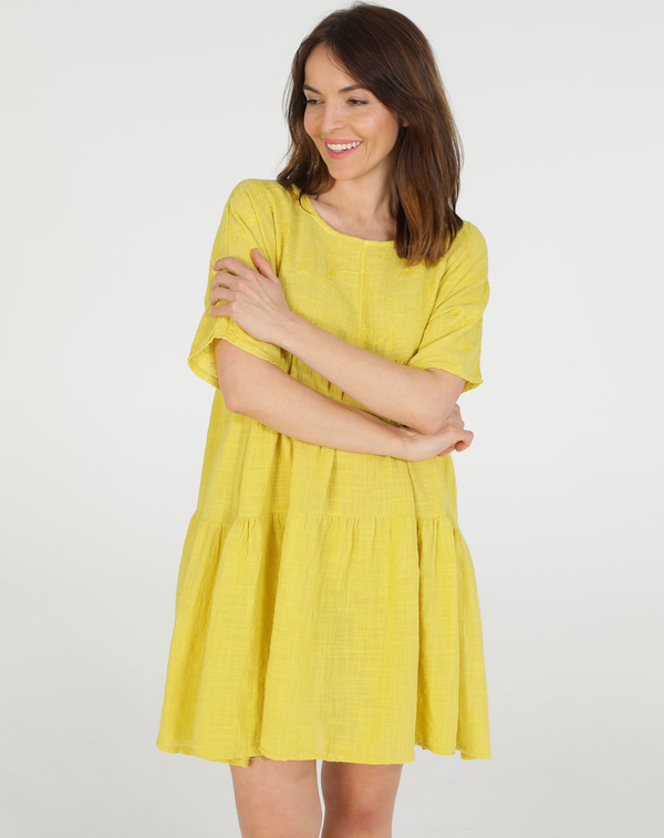 Żółta sukienka Unisono z okrągłym dekoltem mini w stylu casual