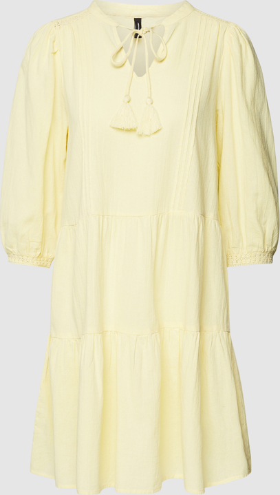 Żółta sukienka Vero Moda rozkloszowana z bawełny