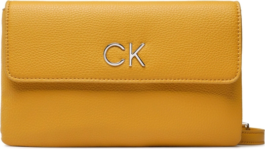 Żółta torebka Calvin Klein w młodzieżowym stylu średnia