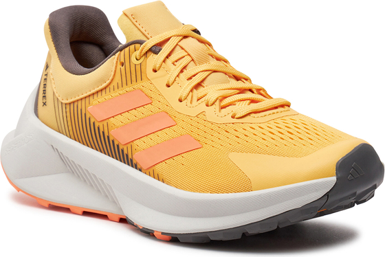 Żółte buty sportowe Adidas sznurowane w sportowym stylu terrex