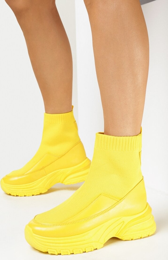 Żółte buty sportowe born2be w sportowym stylu z płaską podeszwą