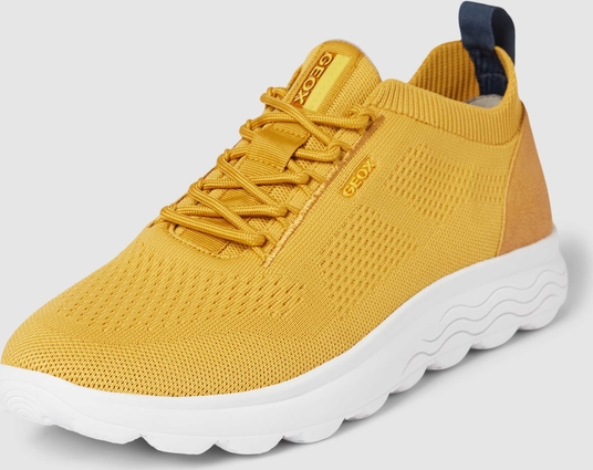 Żółte buty sportowe Geox sznurowane w sportowym stylu