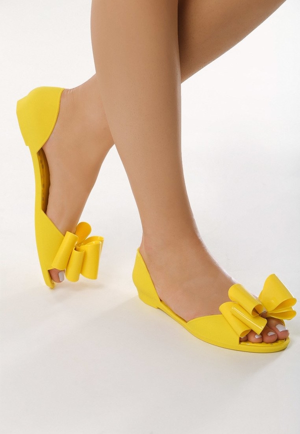 Żółte sandały born2be w stylu casual z płaską podeszwą