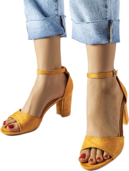 Żółte sandały ButyModne na słupku z klamrami