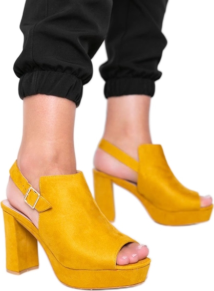 Żółte sandały Inna marka na platformie z zamszu