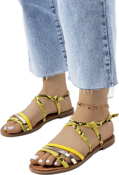 Żółte sandały Inna marka z płaską podeszwą z klamrami