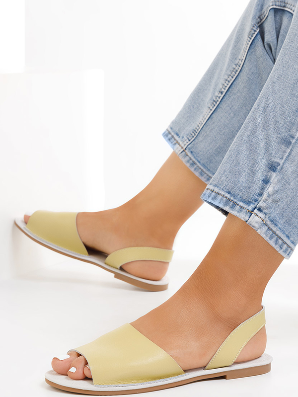Żółte sandały Zapatos w stylu casual ze skóry z klamrami