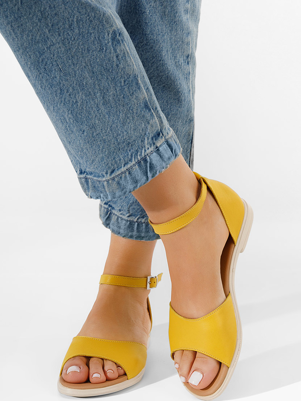 Żółte sandały Zapatos z klamrami