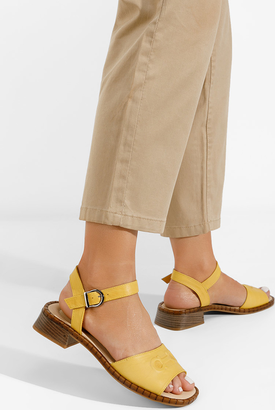 Żółte sandały Zapatos z klamrami