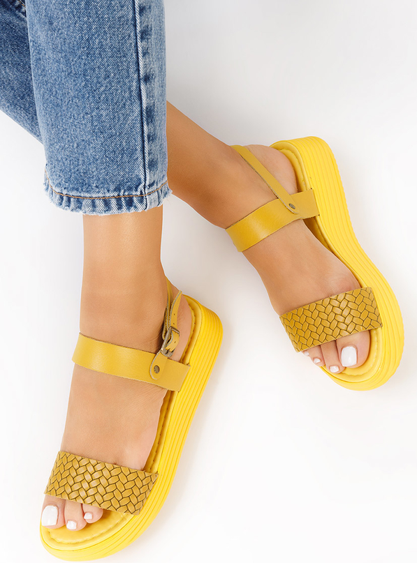 Żółte sandały Zapatos z klamrami ze skóry z płaską podeszwą
