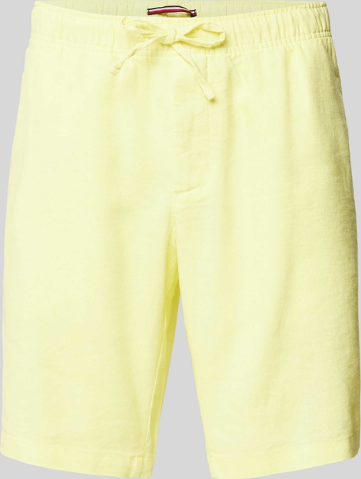 Żółte spodenki Tommy Hilfiger w sportowym stylu