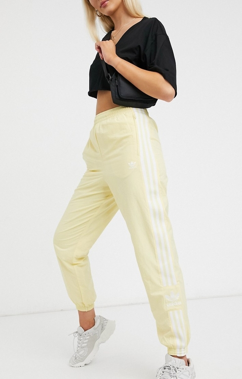 Żółte spodnie sportowe Adidas Originals w sportowym stylu z dresówki