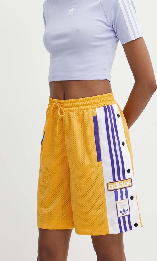 Żółte szorty Adidas Originals w sportowym stylu