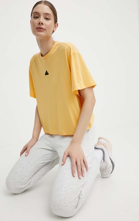 Żółty t-shirt Adidas w sportowym stylu