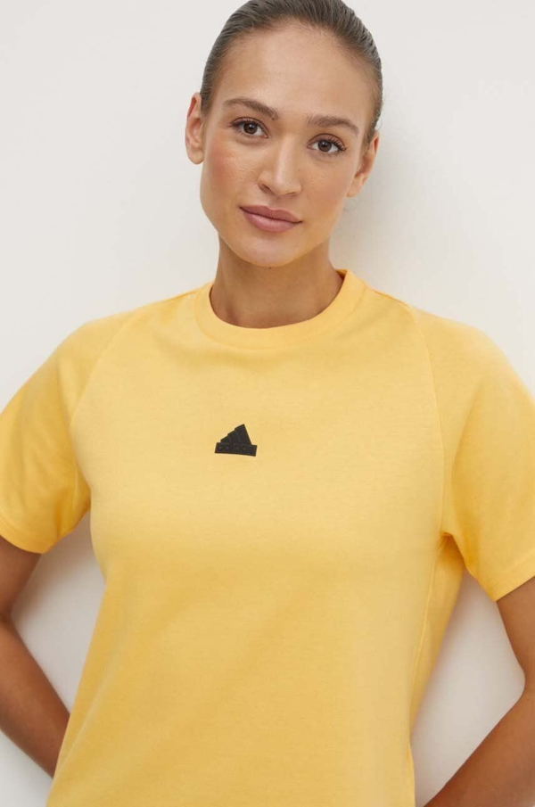 Żółty t-shirt Adidas w sportowym stylu z krótkim rękawem z okrągłym dekoltem