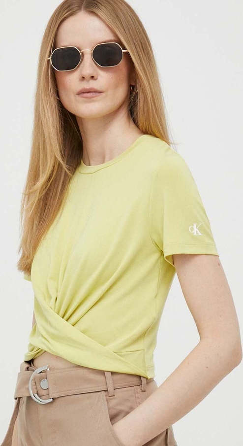 Żółty t-shirt Calvin Klein z okrągłym dekoltem w stylu casual