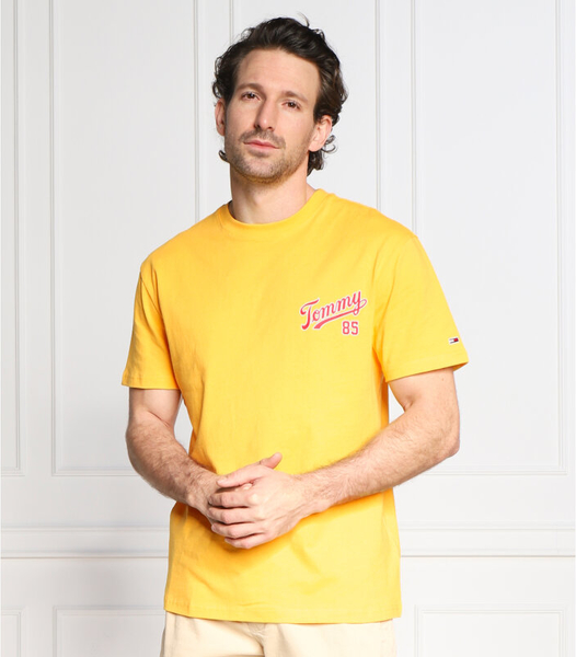 Żółty t-shirt Tommy Jeans w młodzieżowym stylu z krótkim rękawem